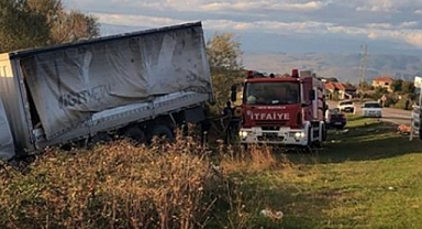  Kamyon ile otomobil çarpıştı: 2 ölü, 3 yaralı