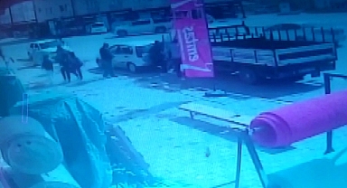  Kayan kamyonu eliyle durdurmak istedi, sıkıştığı yerden esnafın yardımıyla çıkartıldı