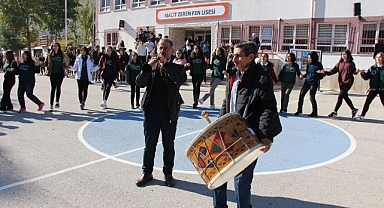 Liselilerden okul bahçesinde davullu-zurnalı halay keyfi