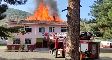Öğrenciler dersteyken yangına yakalandı