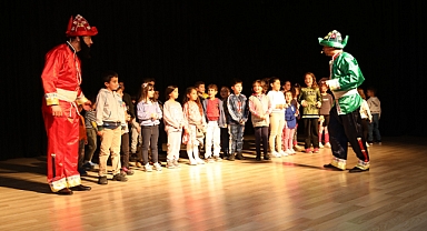 Suluovalı çocuklar Hacivat ve Karagöz ile eğlendi