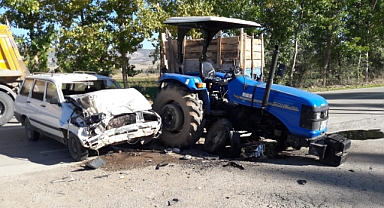 Tokat'ta traktör ile otomobilin çarpıştığı kazada 2 kişi yaralandı
