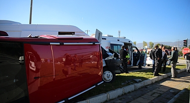 Tokat'ta yolcu minibüsü ile çarpışan kamyonet devrildi
