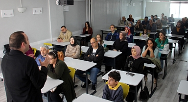  Veliler çocukları ile aynı sıraları paylaşıyor