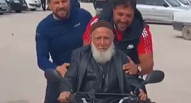 Yolda başpehlivanları gören Kazım dede bakın ne yaptı