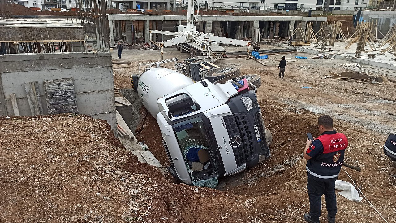Beton mikserinin altında kalan sürücüyü itfaiye kurtardı