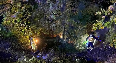 Cenazeye gidenlerin bulunduğu otomobil dereye devrildi, 3 kişi yaralandı