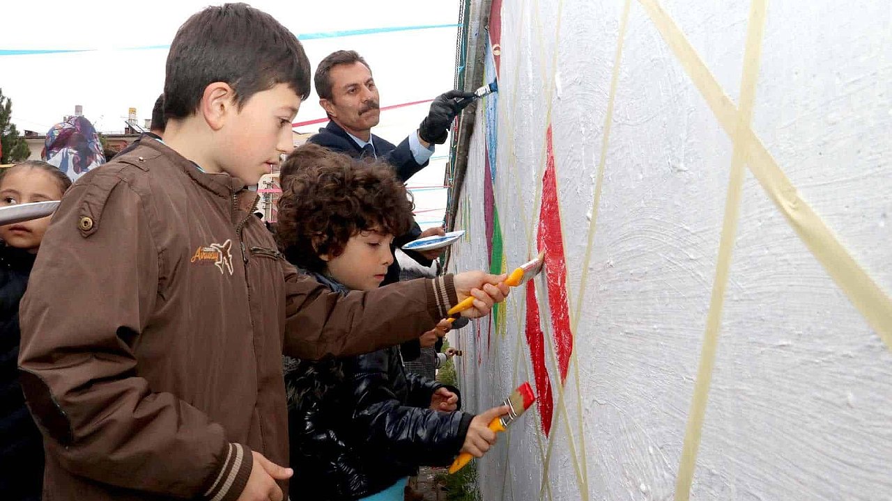 Dedelerinin yardımıyla okul duvarlarını boyadılar