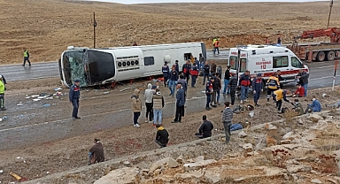Göçmenleri taşıyan otobüs devrildi, ilk belirlemelere göre 3 kişi öldü, 27 kişi yaralandı