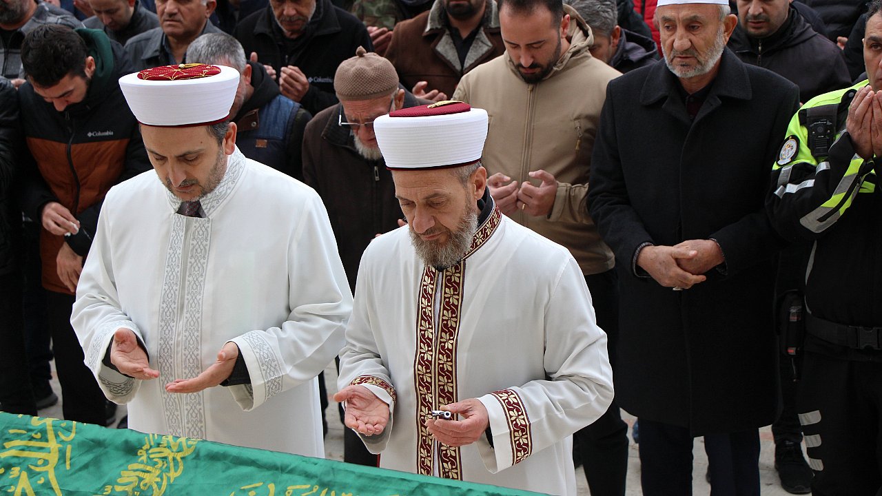 İmam babanın en acı görevi: Öldürülen üniversite öğrencisi oğlunun cenaze namazını kıldırdı