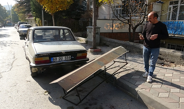Kaldırımda yürürken başına düştü, ölümden döndü