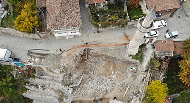 Minaresi öksüz kalan tarihi cami yeniden inşa ediliyor