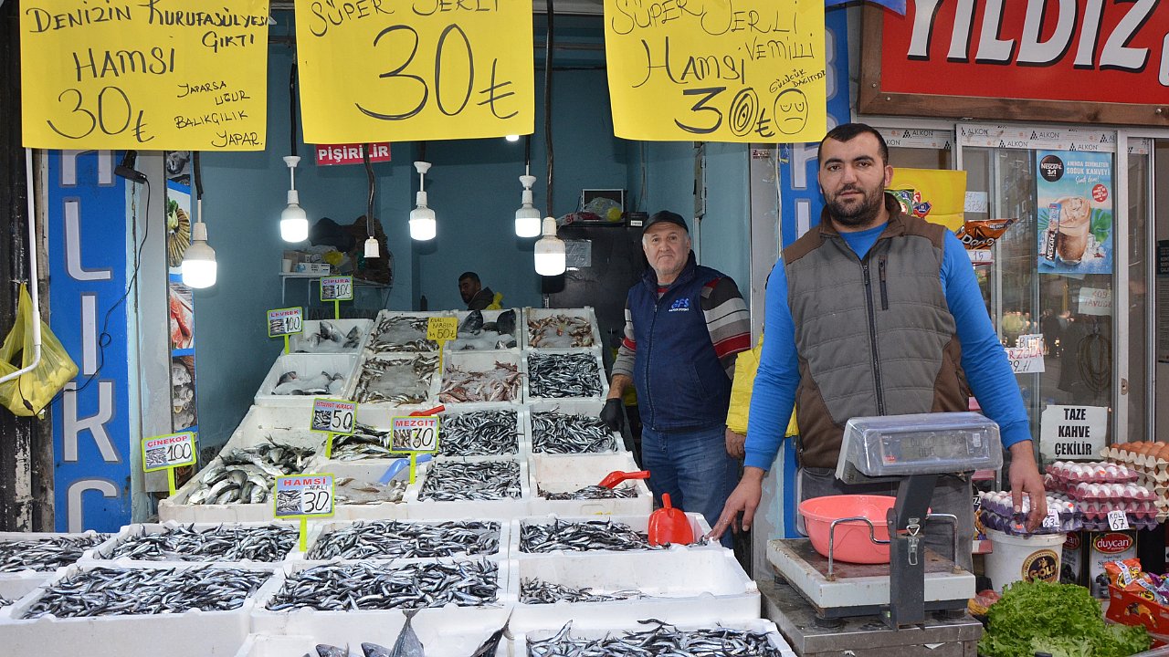 Ordu’da tezgahlarda hamsi bolluğu: Fiyatı 30 liraya düştü