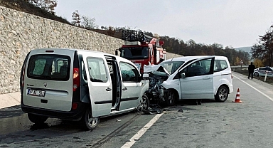 Samsun'da 2 hafif ticari araç kafa kafaya çarpıştı: 1 ölü, 7 yaralı