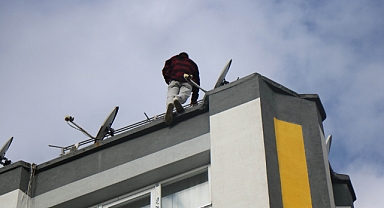 Sevgilisiyle tartışıp çatıya çıktı