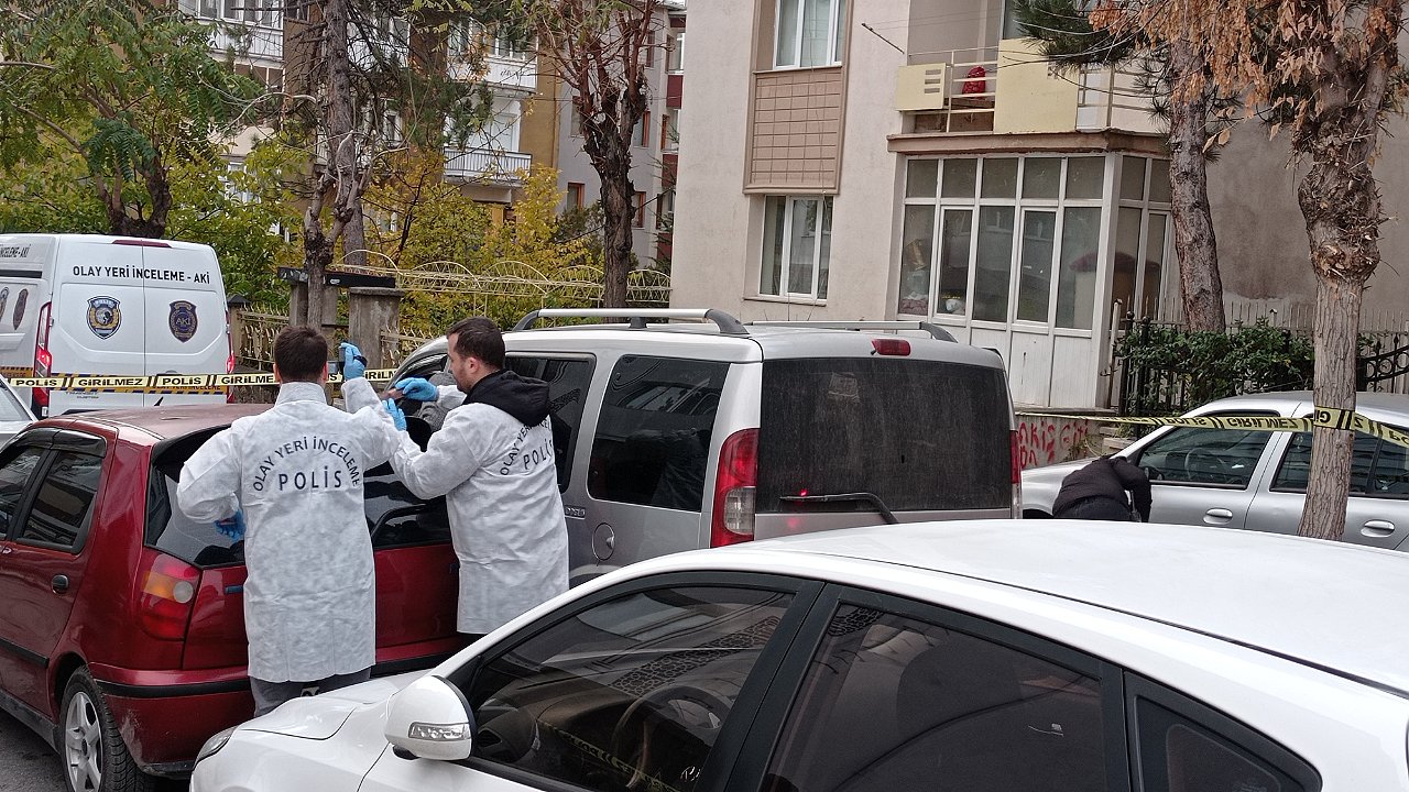Sivas'ta feci olay: İki otomobilin arasında sıkışarak hayatını kaybetti