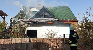 Sivas'ta kafenin çatısında korkutan yangın