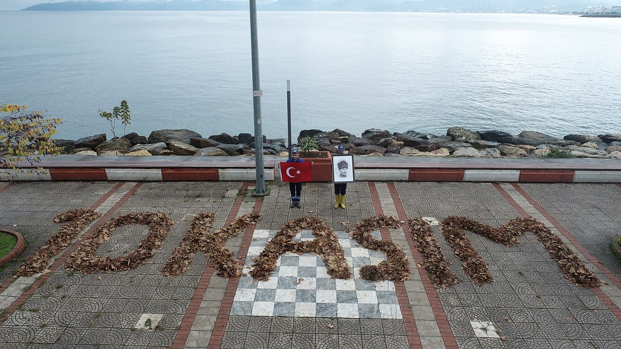 Temizlik işçileri sonbahar yapraklarından 10 Kasım yazdı