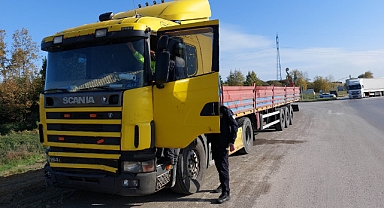 Tır sağlık çalışanlarının aracına çarptı, 4 sağlık çalışanı yaralandı