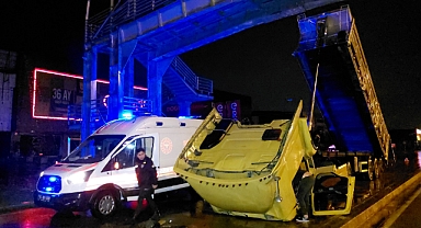 Tırın açılan damperi yaya üst geçidine çarptı: 4 yaralı