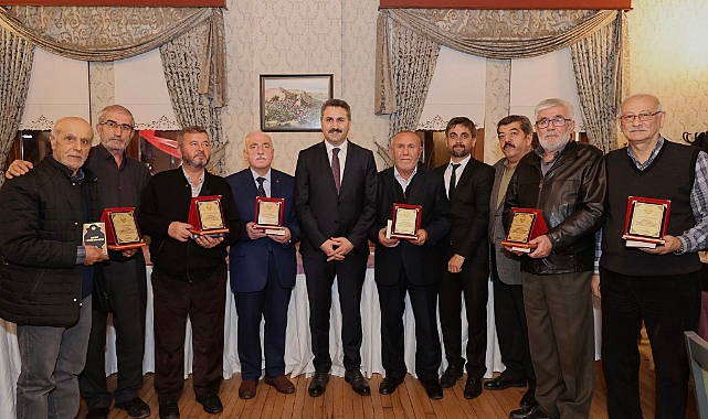 Tokat Belediye Başkanı Eroğlu'ndan emekli belediye personeline plaket