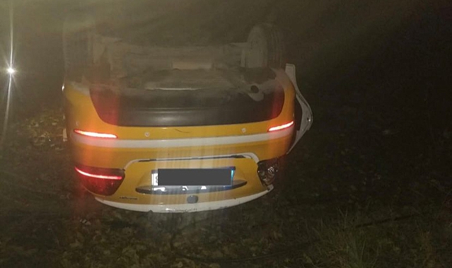 Tokat'ta direğe çarpan taksinin sürücüsü öldü, 2 kişi yaralandı