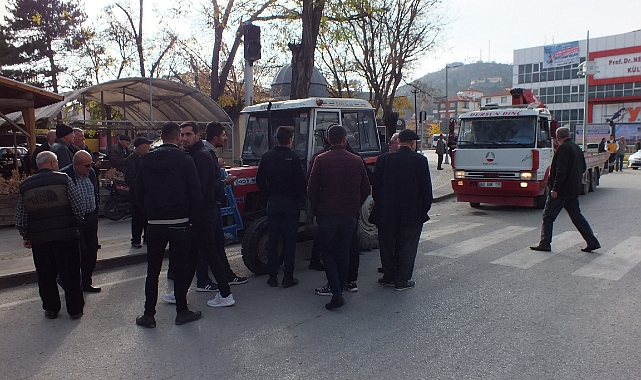 Turhal'da hasta taşıyan ambulansla traktör çarpıştı