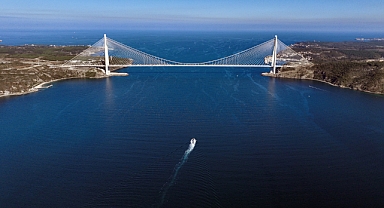 Türk denizaltısının Boğaz'dan geçişi dron ile görüntülendi