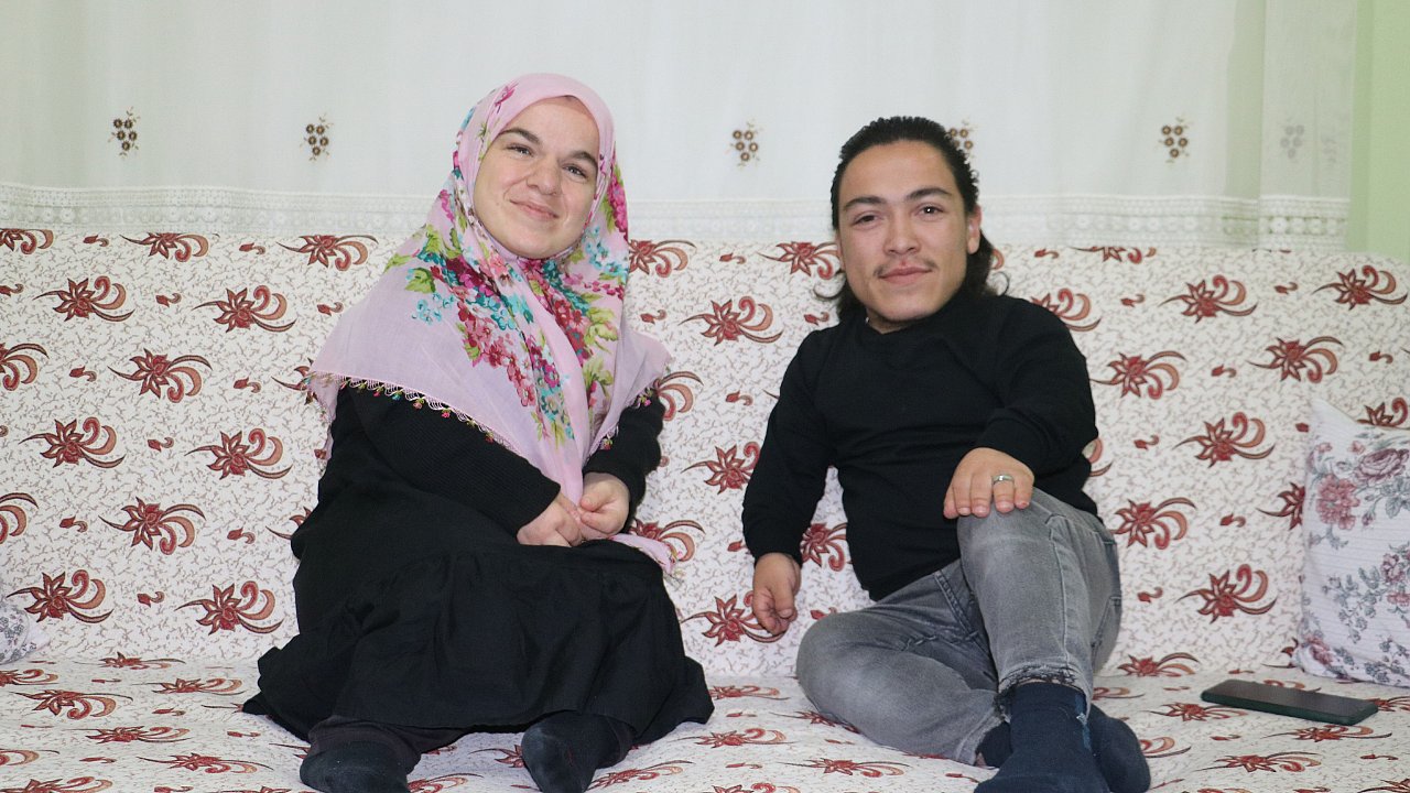 1 metrelik çift boylarını aşmayacak bir ev istiyor