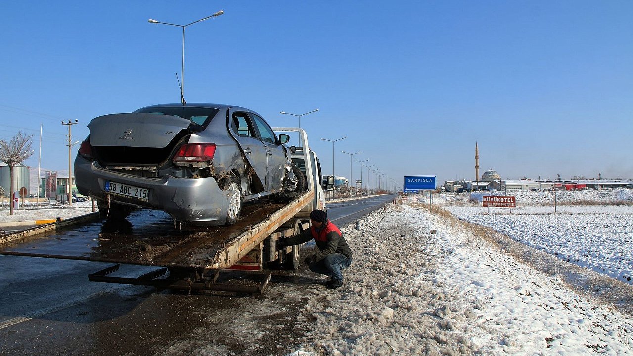 Buzlanma kazalara neden oldu: 1 ölü 1’i bebek 4 kişi yaralandı
