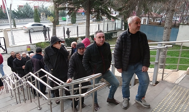 EYT’liler SGK önünde uzun kuyruklar oluşturdu