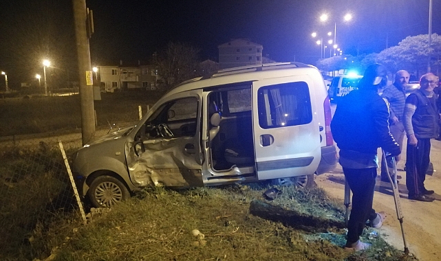 Hafif ticari araç ile motosiklet çarpıştı: 1 ölü, 2 yaralı
