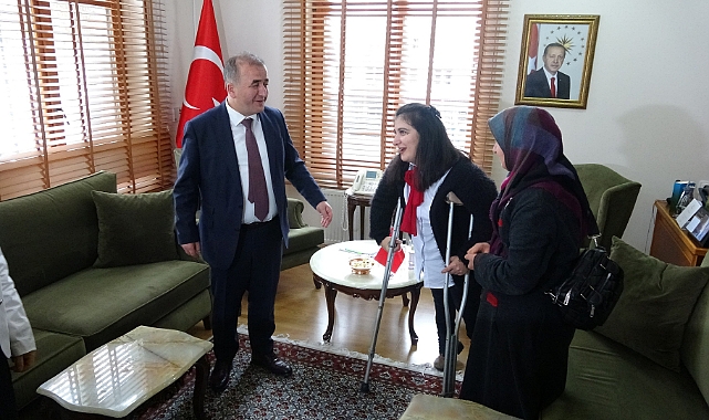 Kaymakam olma hayali ile engelleri aşan genç kıza destek sözü