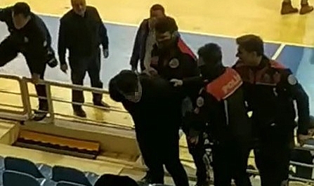 Liseli öğrenciler maçta birbirine girdi, kavgaya polis müdahale etti
