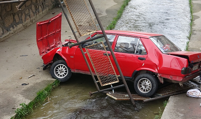 Otomobille dereye uçan sürücü burnu bile kanamadan kurtuldu