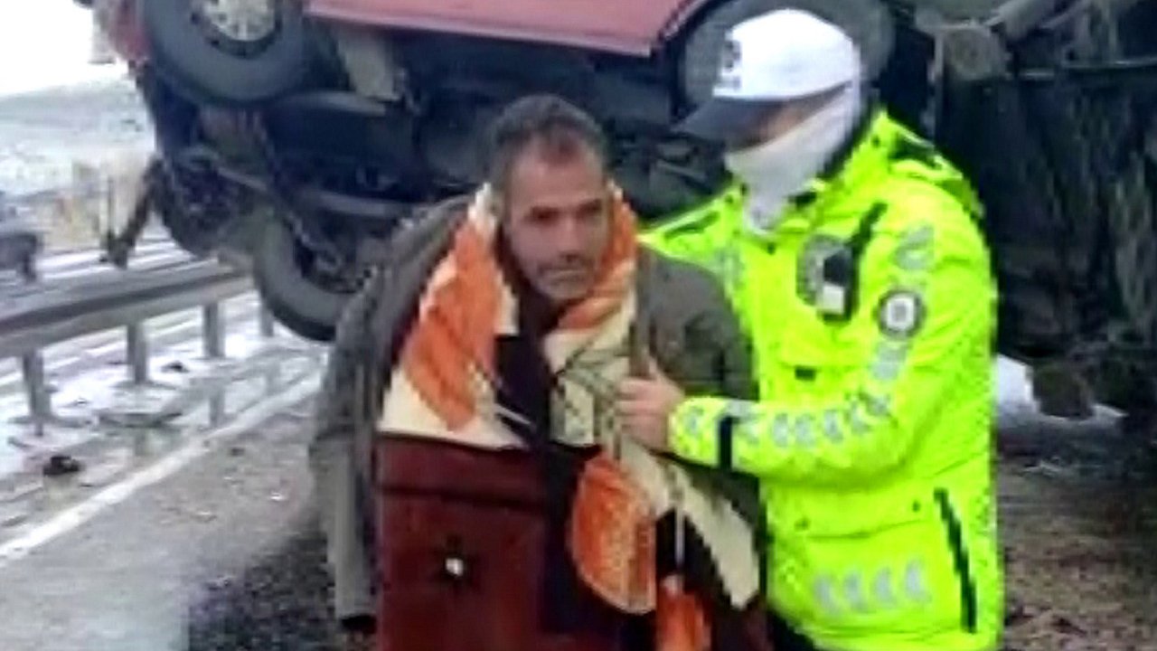 Polisin örttüğü battaniye kazazedeyi, çekilen görüntüler ise izleyenlerin içini ısıttı
