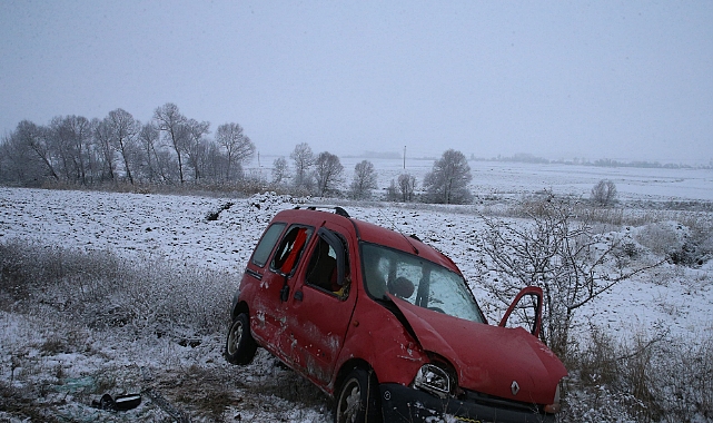 Tokat'ta devrilen hafif ticari araçtaki 3 kişi yaralandı