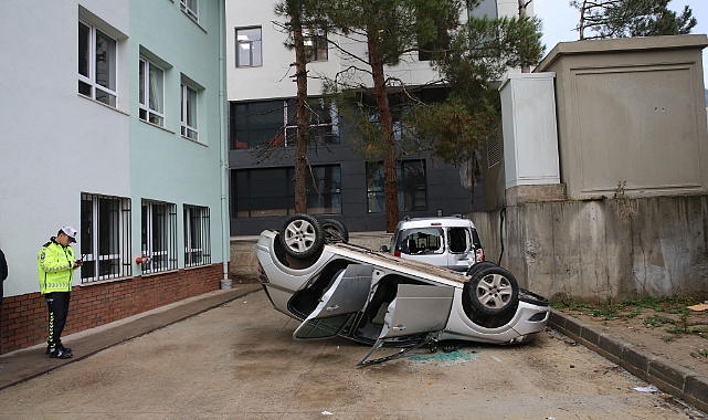 Tokat'ta okulun bahçesine devrilen otomobildeki öğretmen yaralandı