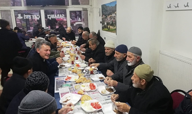Almus'ta EYT'den yararlanan kişi sabah namazına gelenlere kavurma dağıttı