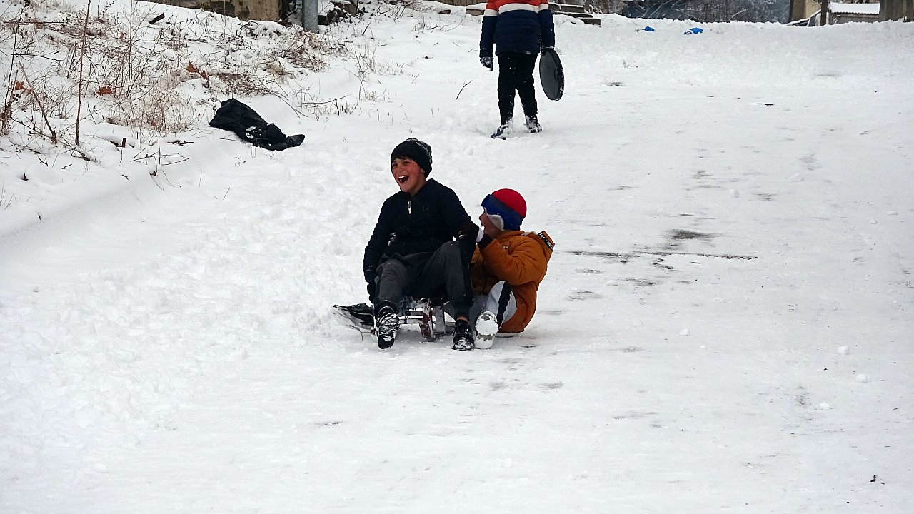 Yozgat’ta karın keyfini çocuklar kızakla kayarak çıkardı