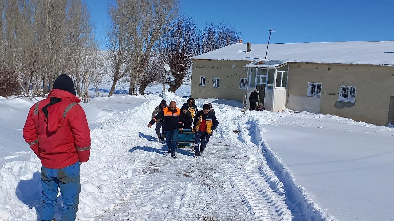 219 yerleşim yeri ulaşıma kapandı, ekipler yaşlı hasta için seferber oldu