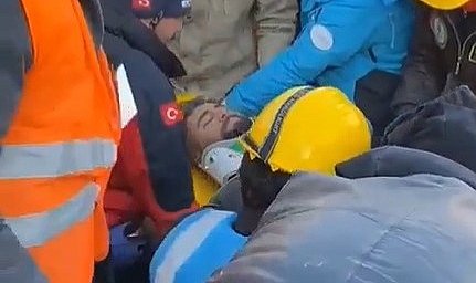 78 saatin sonunda enkazdan tekbirlerle çıkarıldı