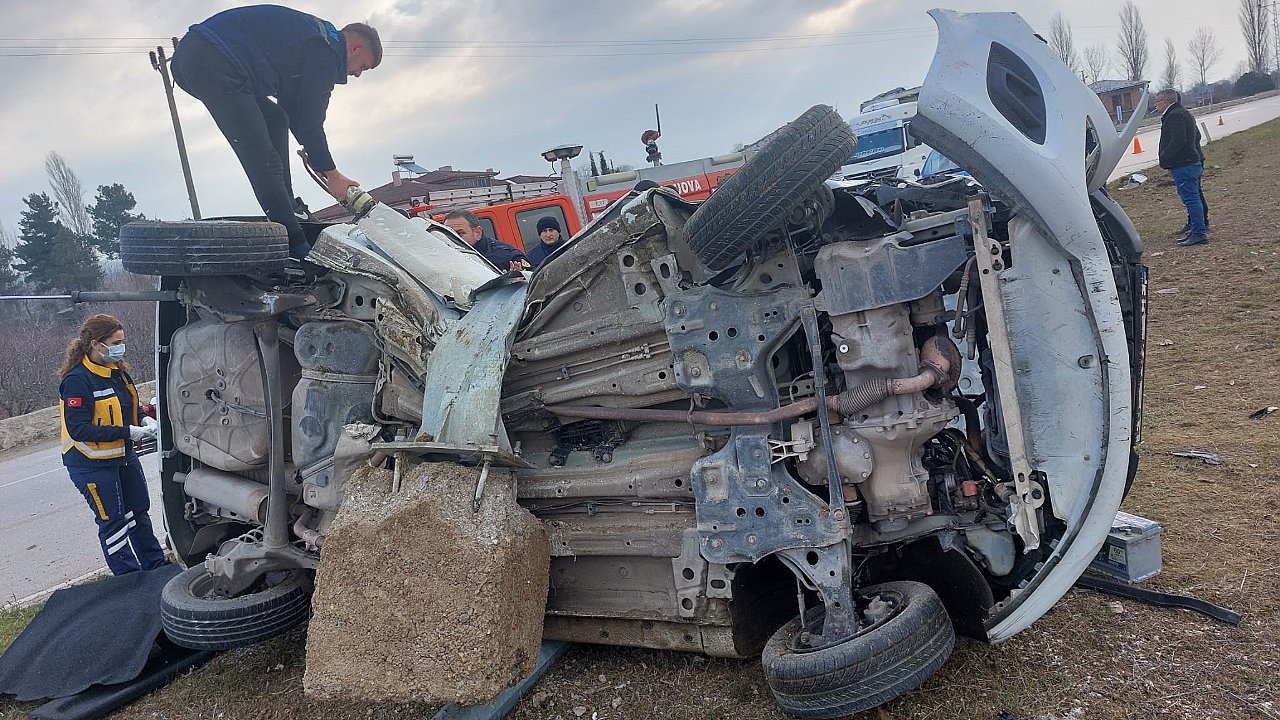 Aydınlatma direği otomobili kemer gibi sararak sıkıştırdı