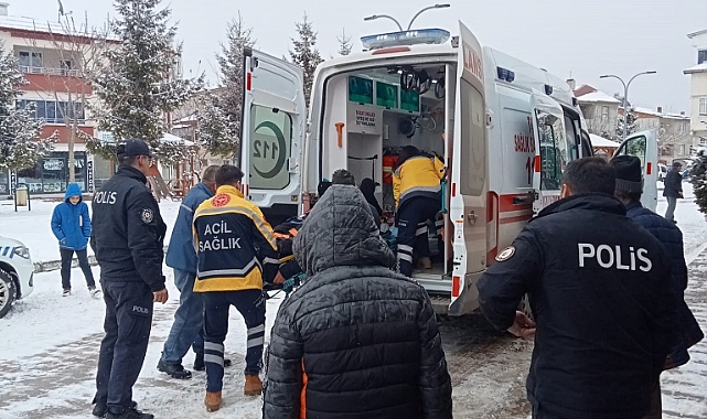 Buzlu yolda kayarak düşen yaşlı adam hastanelik oldu