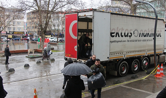 Erbaa'dan deprem bölgesine tır ve kamyonlarla yardım gönderildi