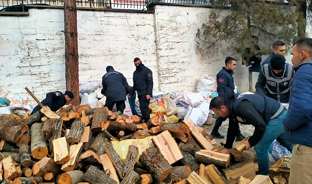 Niksar'dan deprem bölgesine 40 tır odun ve 500 soba gönderildi