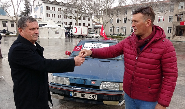 Otomobilini depremzedeler için sattı