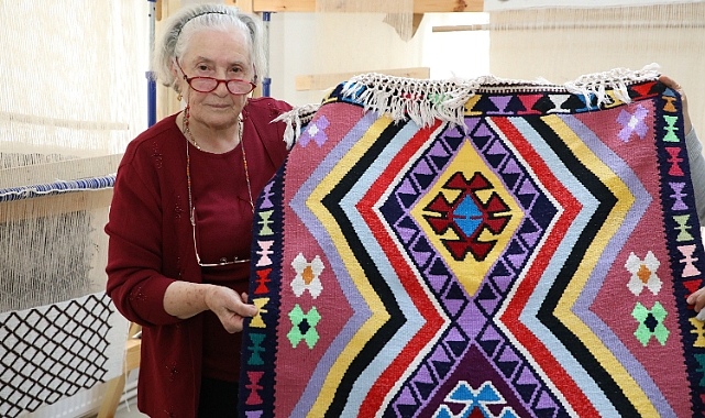 83 yaşında ilmek ilmek halı dokuyor
