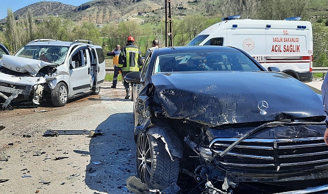 Amasya'da iki araç kafa kafaya çarpıştı: 7 yaralı