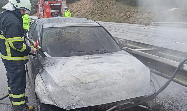 Bariyerlere çarpan araç alev aldı: 2 yaralı